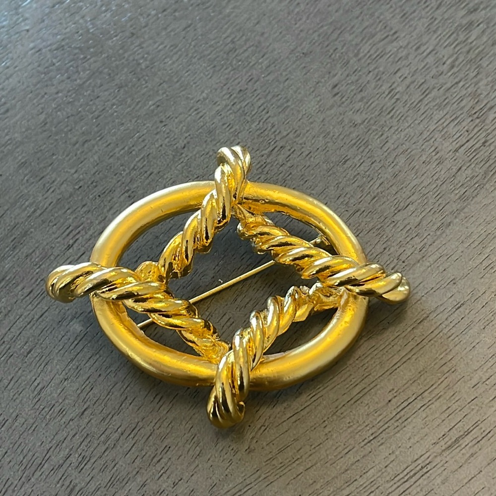 Vintage Gold Tone Rope Knot Circle Brooch Pin Retro Classic Statement Jewelry